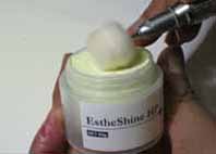 エステシャインＨＰをエステホイールＨＰに塗布し艶出し研磨を行います。