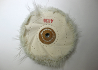 不揃いな毛あしをはさみで整える